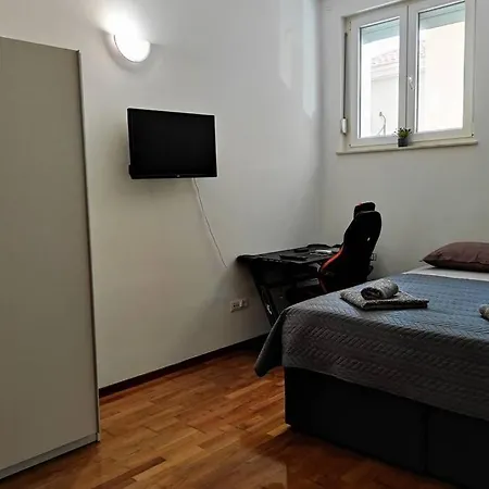 Апартаменты Spacious Near Center And The