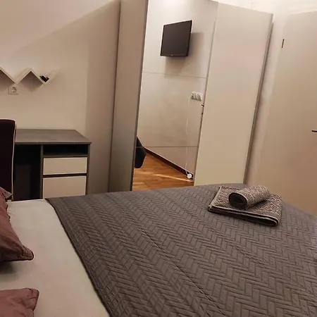 Apartment Spacious Near Center And The