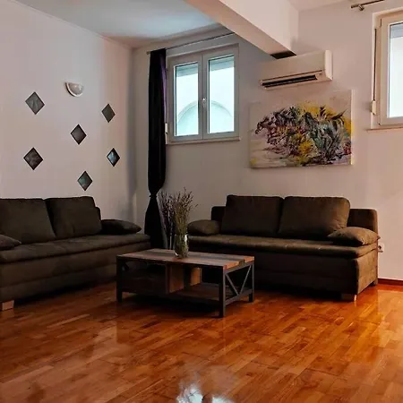 Spacious Near Center And The דירה *